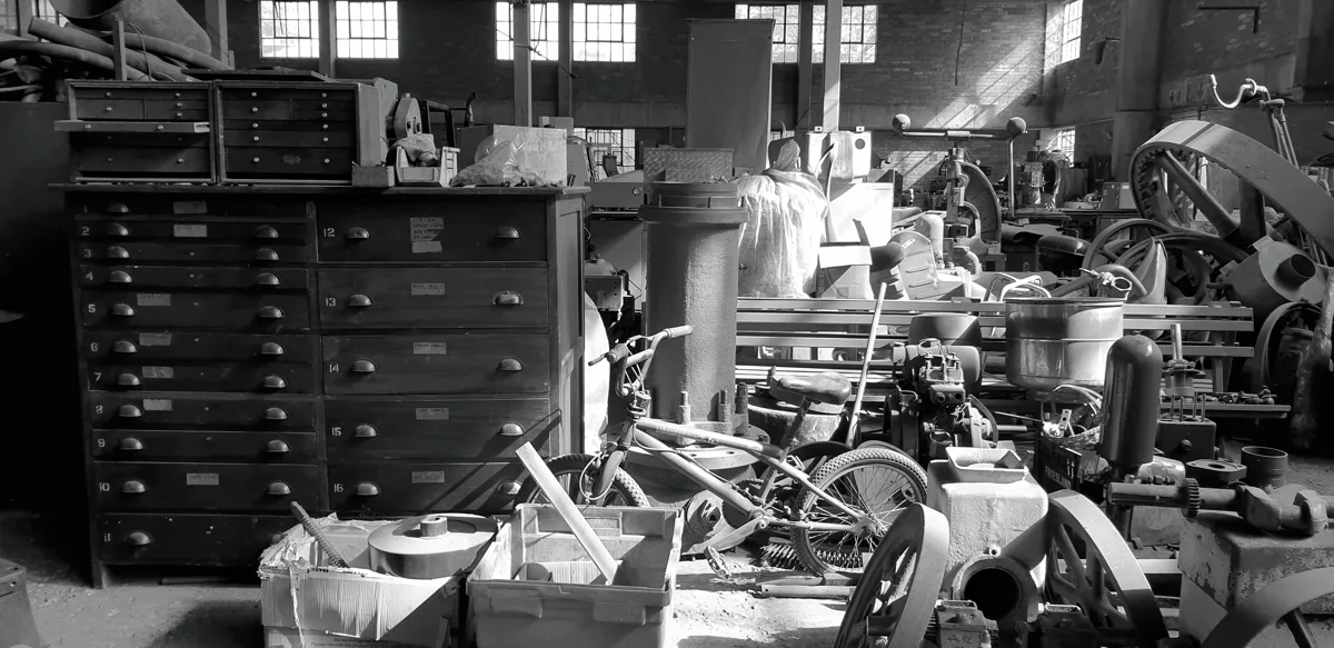 Un entrepôt rempli de meubles et d'objets anciens