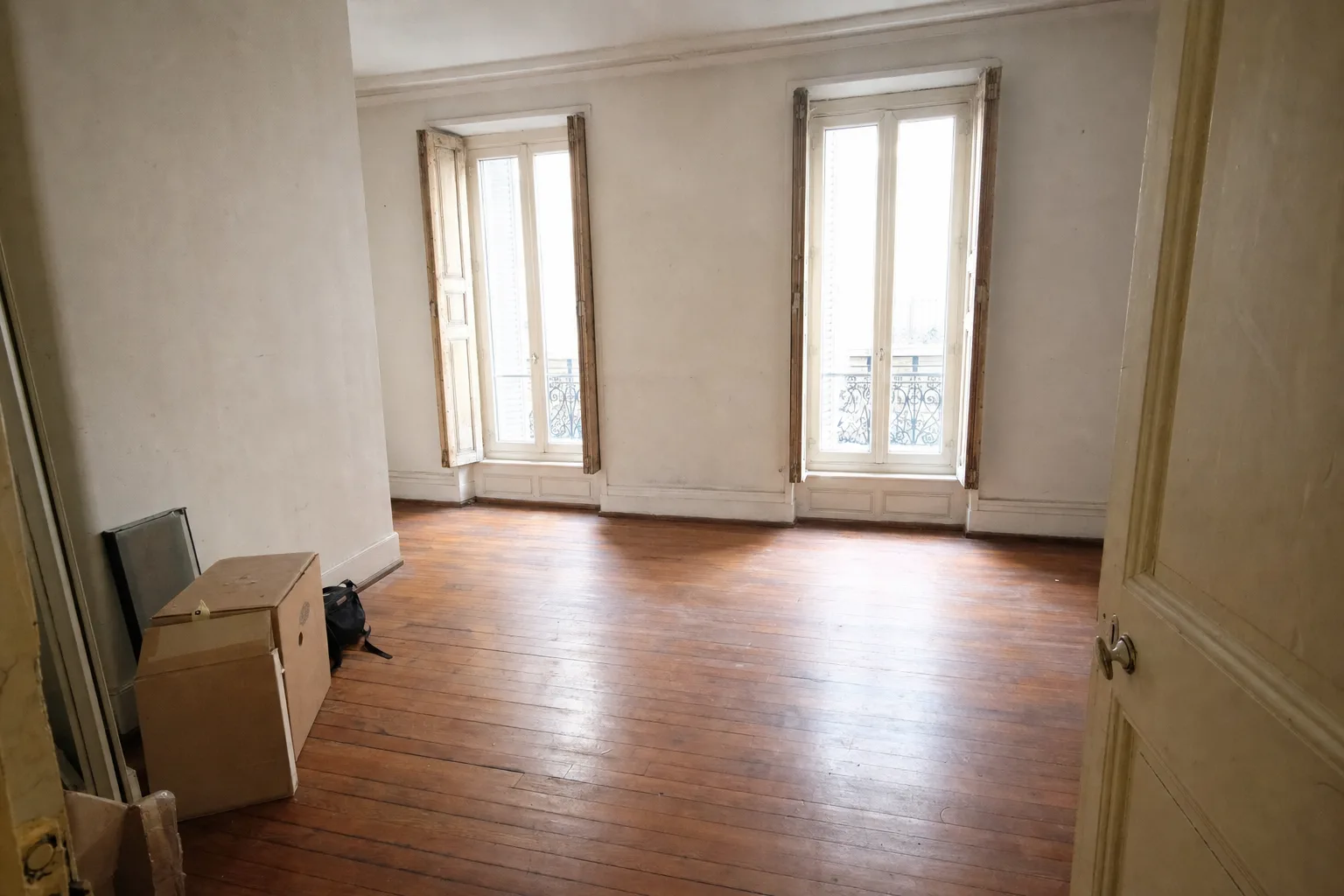 Appartement lumineux du centre de Montpellier presque vidé, cartons près de la porte