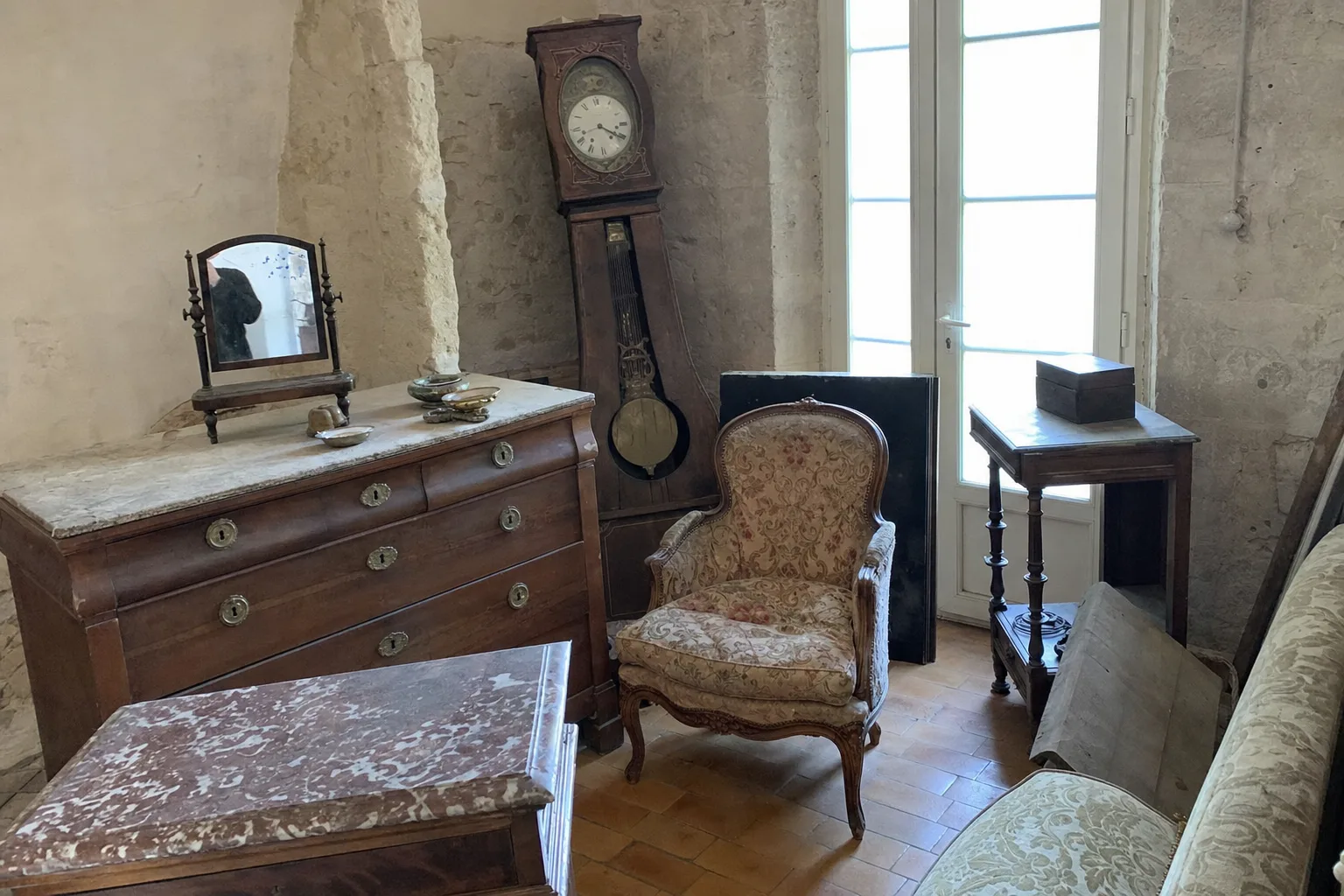 Meubles anciens de valeur regroupés avant rachat
