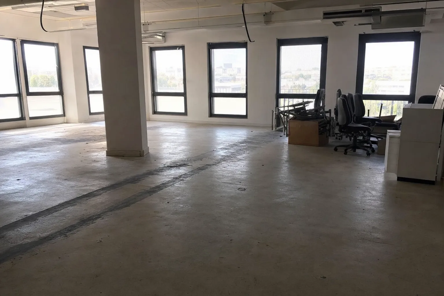 Mobilier de bureau prêt à être débarrassé