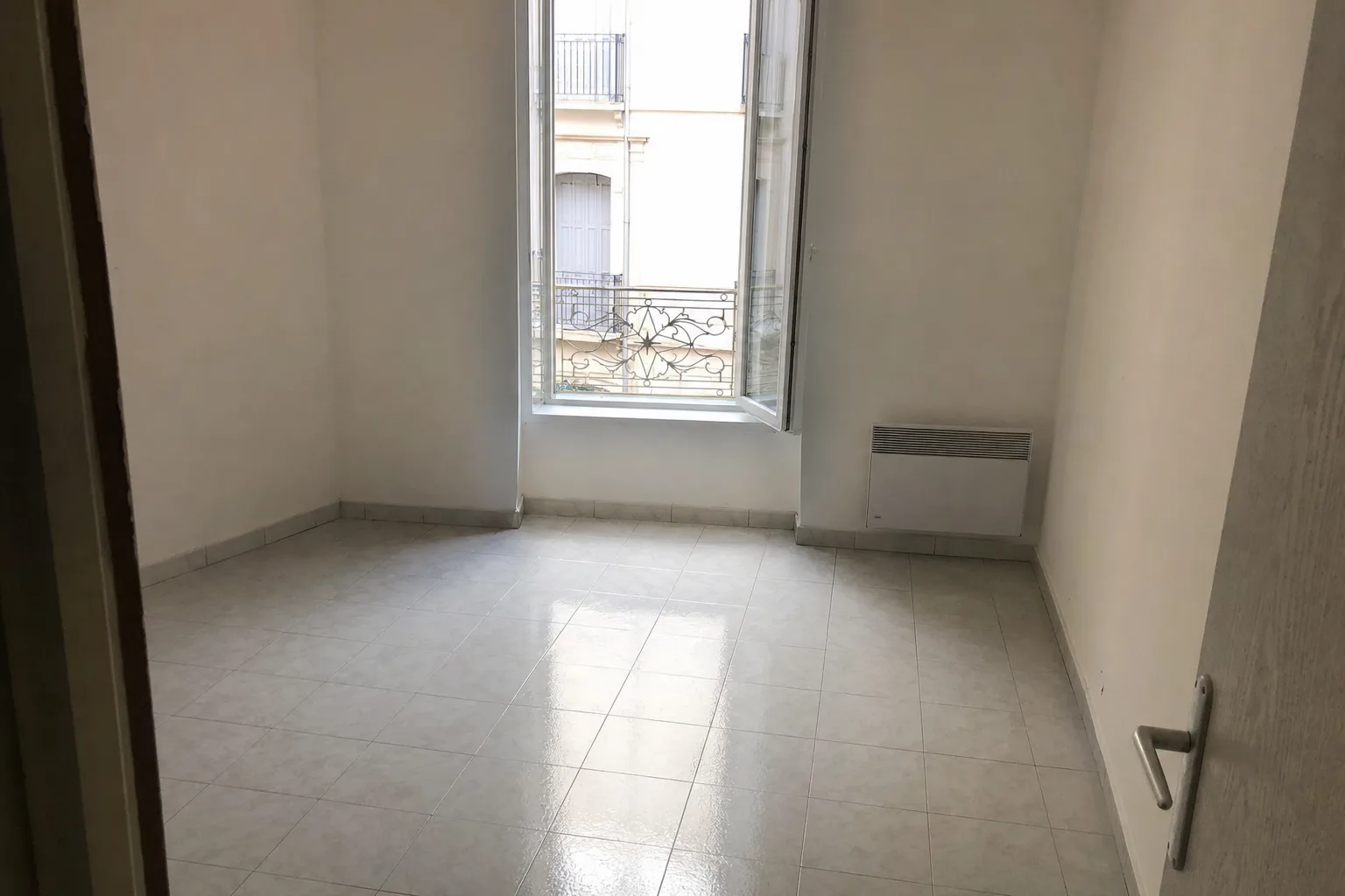 Appartement vide et propre après débarras et nettoyage