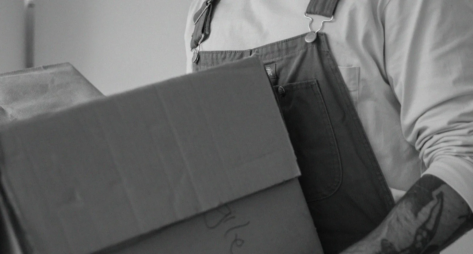 Un membre des Recycleurs porte un carton