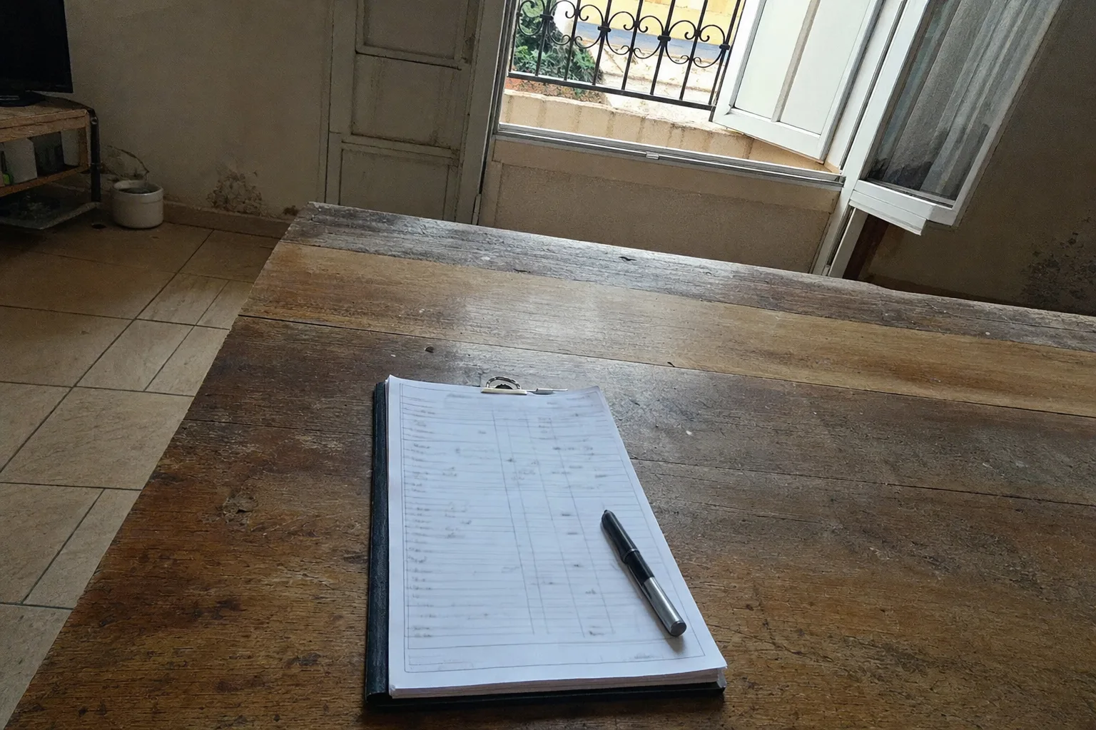 Devis de débarras posé sur une table avec un stylo