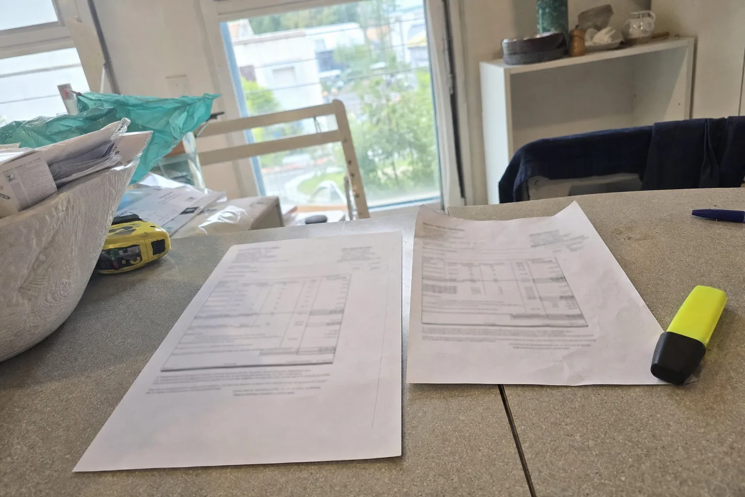 Deux devis de débarras posés côte à côte pour comparaison