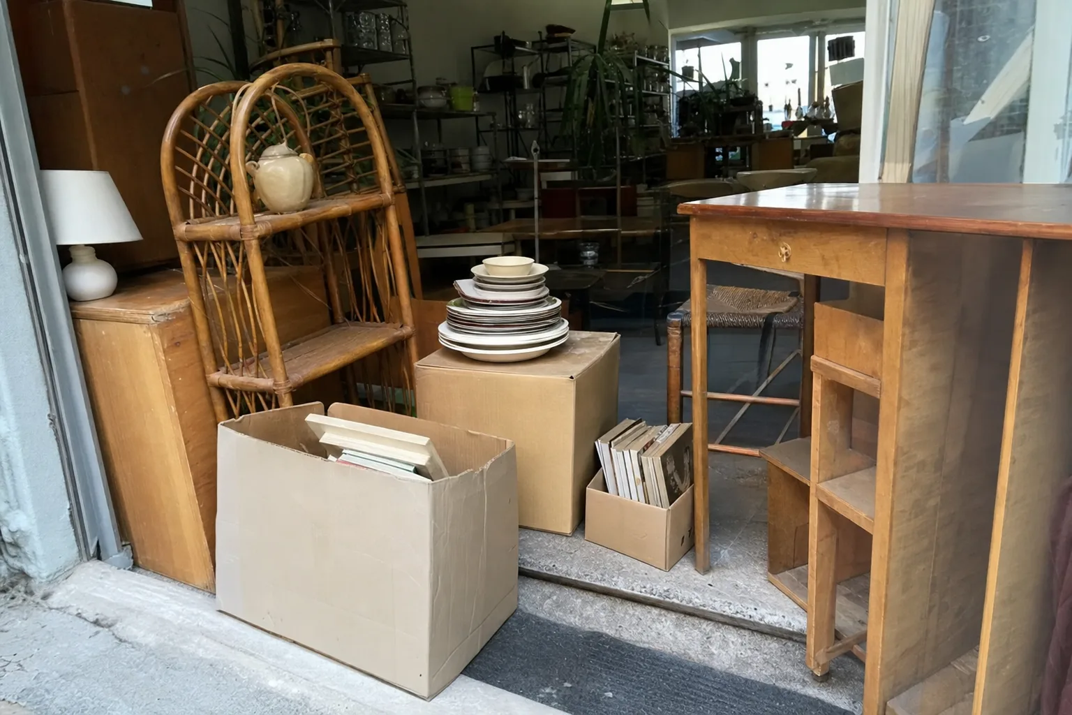 Meubles et objets donnés à l'entrée d'une ressourcerie
