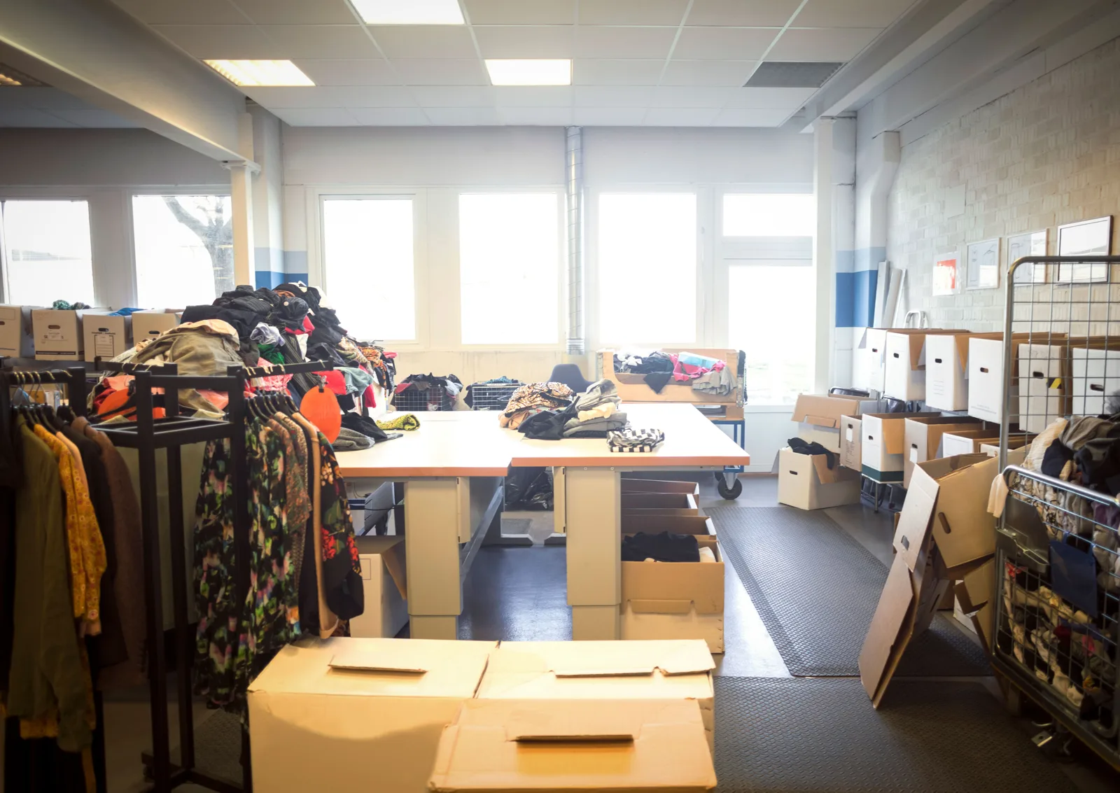 Des dons triés dans un centre de réemploi