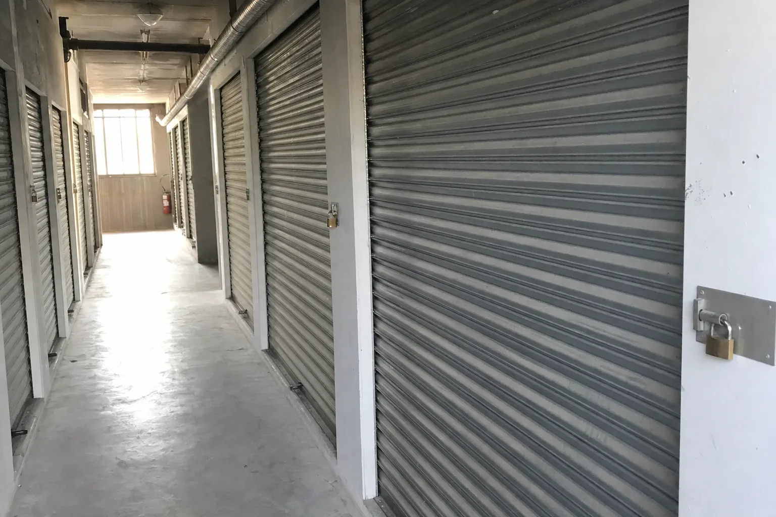 Des box de garde-meuble alignés dans un centre de stockage
