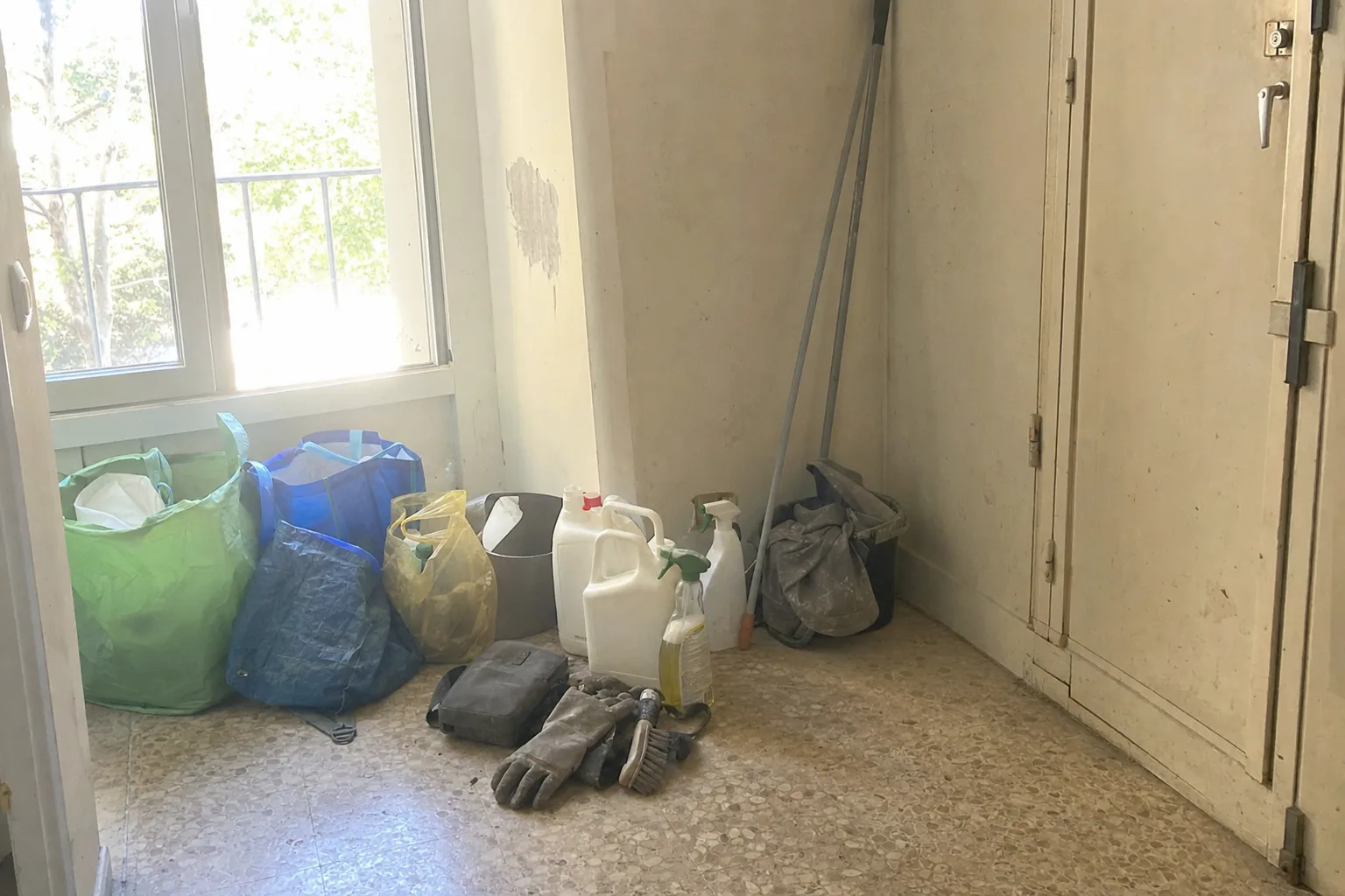Sacs de tri, gants et produits de nettoyage prêts pour une intervention