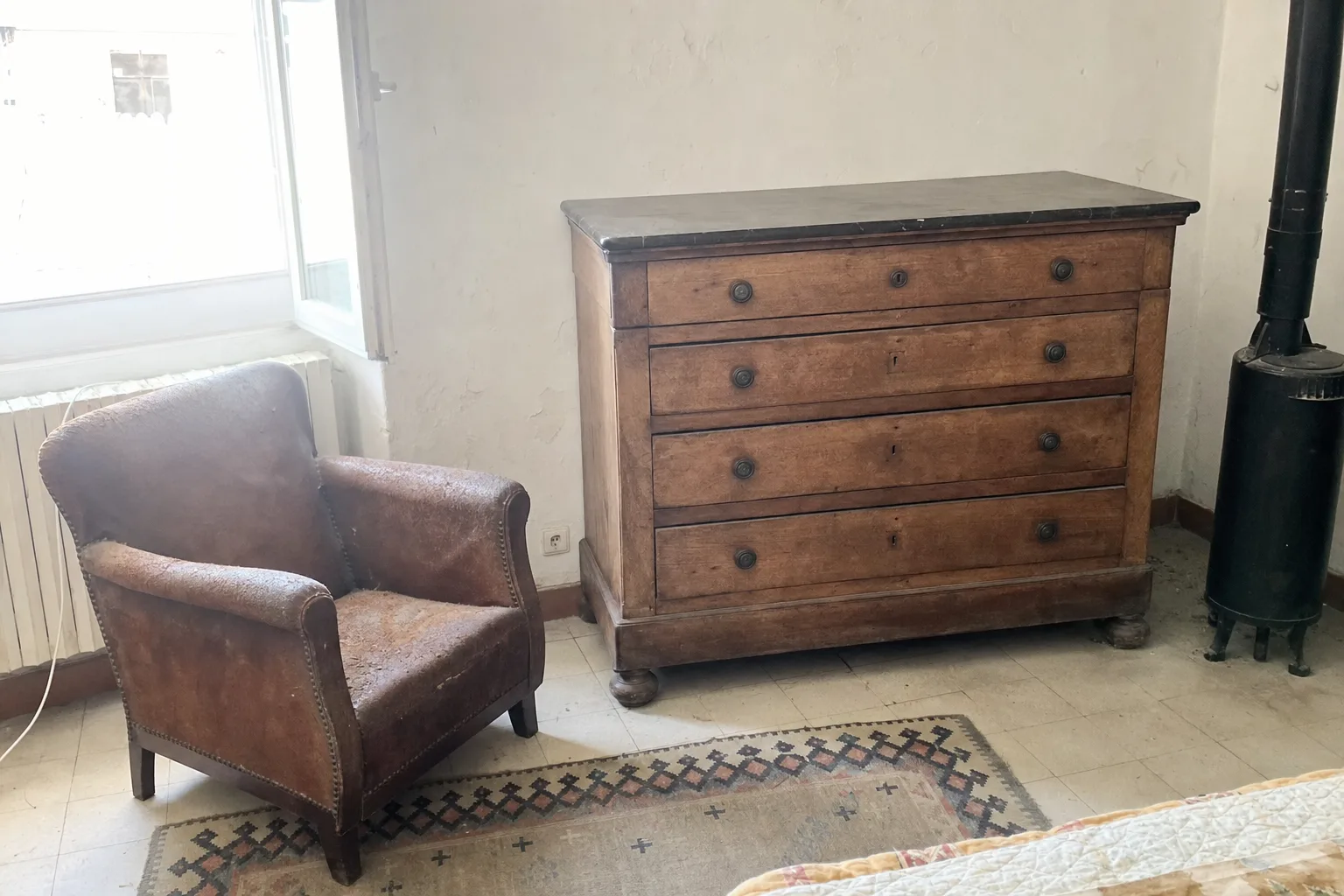 Fauteuil et commode anciens prêts à être rachetés