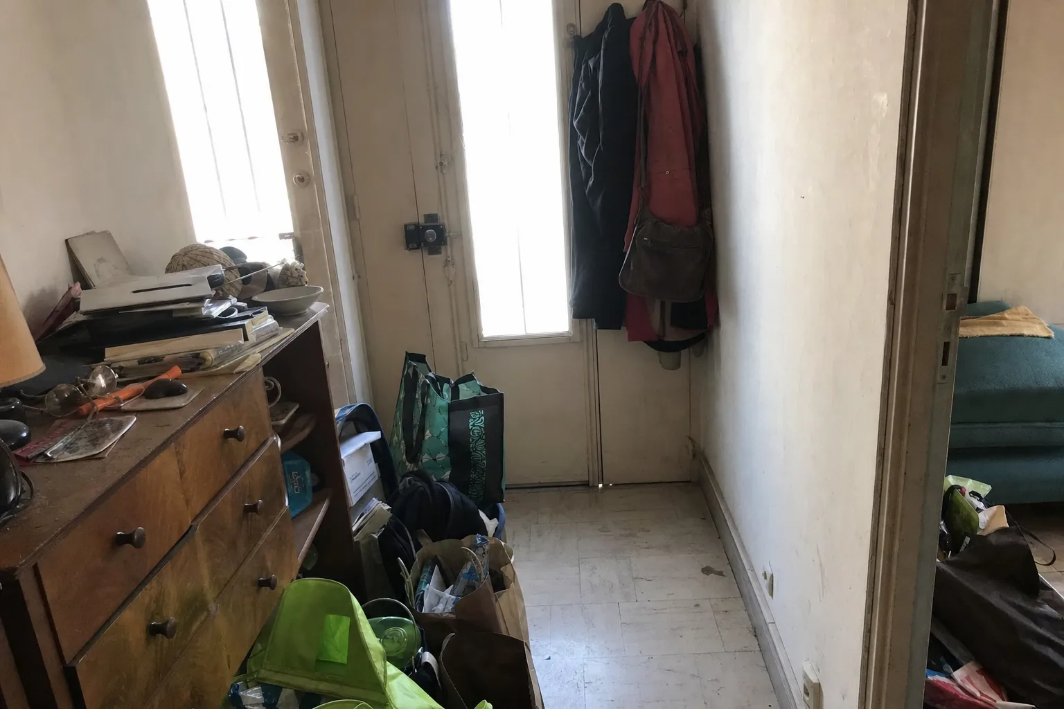 Entrée d'appartement encombrée, vue pudique sans personne