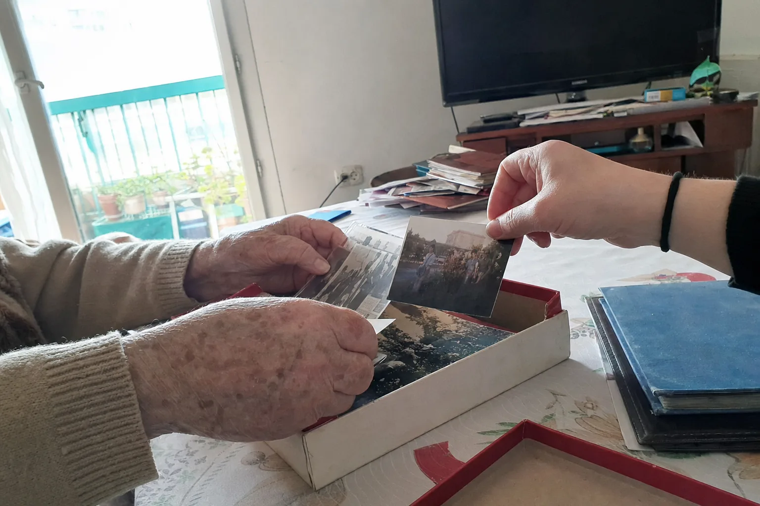 Un proche aide à trier des souvenirs de famille