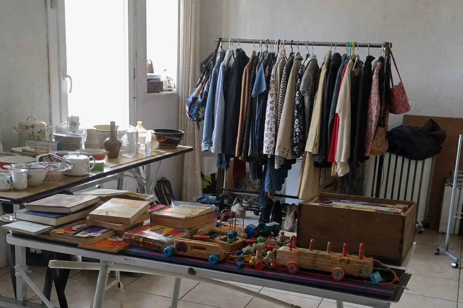 Un stand de vide-grenier avec des objets étiquetés