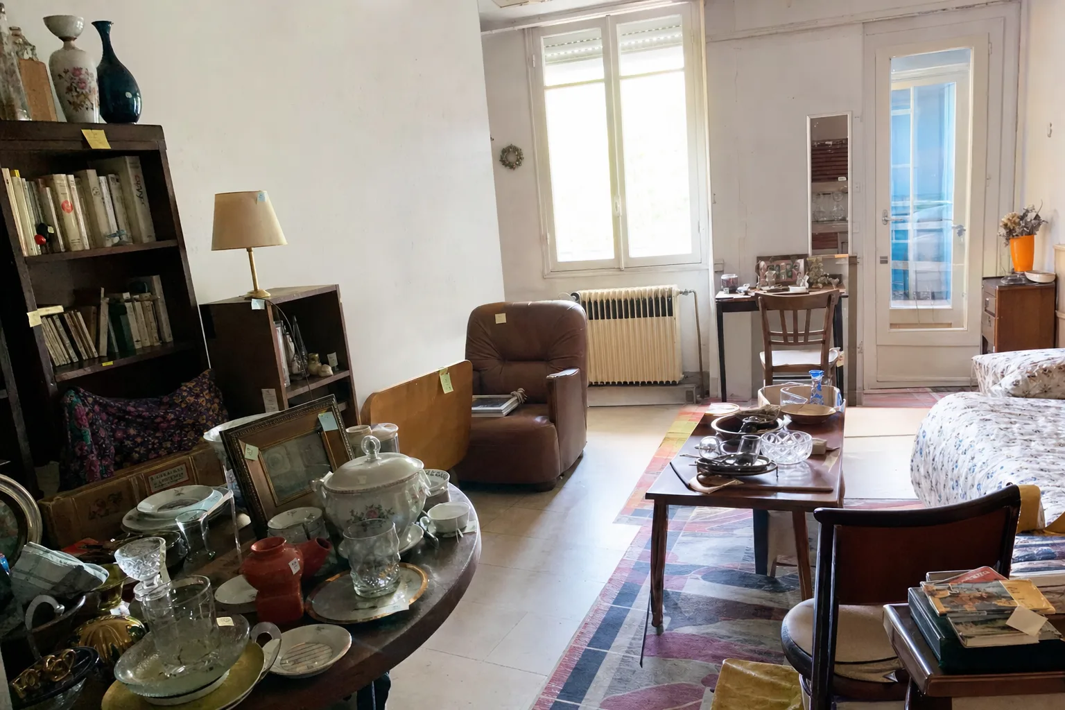 Salon préparé pour un vide-maison, objets étiquetés