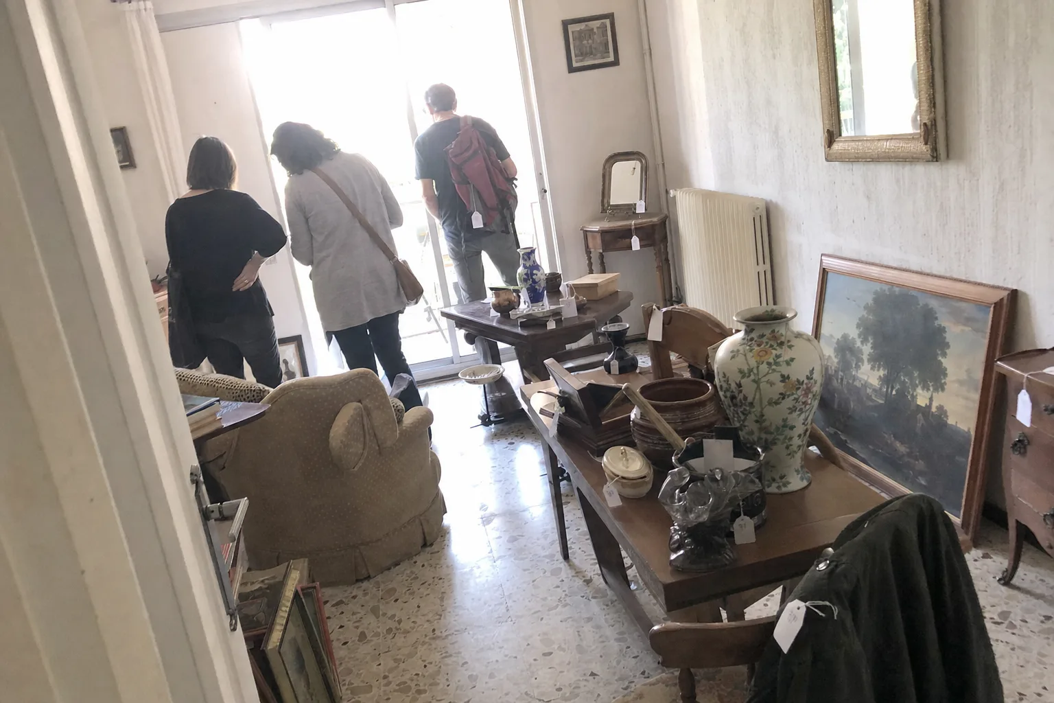 Des meubles étiquetés lors d'un vide-maison